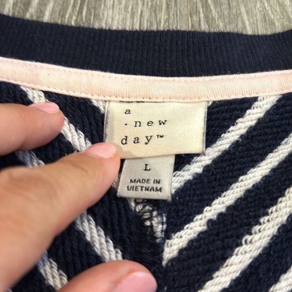 EUC A New Day Women’s Striped V-Neck All-Season Sweater - Navy/Cream Large - Picture 3 of 5